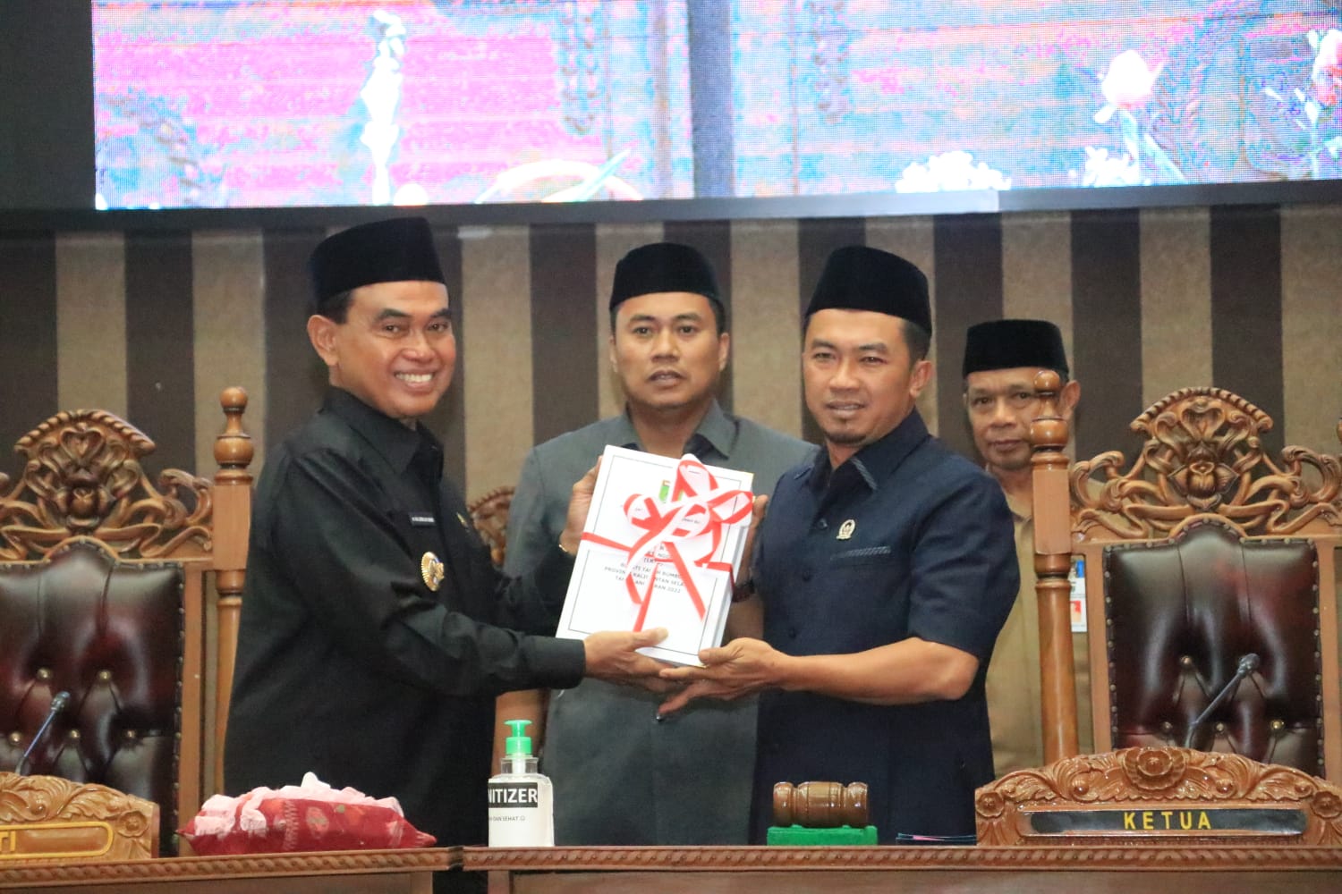 DALAM RANGKA PENYAMPAIAN LKPJ, BUPATI TANAH BUMBU HADIRI LANGSUNG RAPAT PARIPURNA YANG DIGELAR DPRD TANAH BUMBU