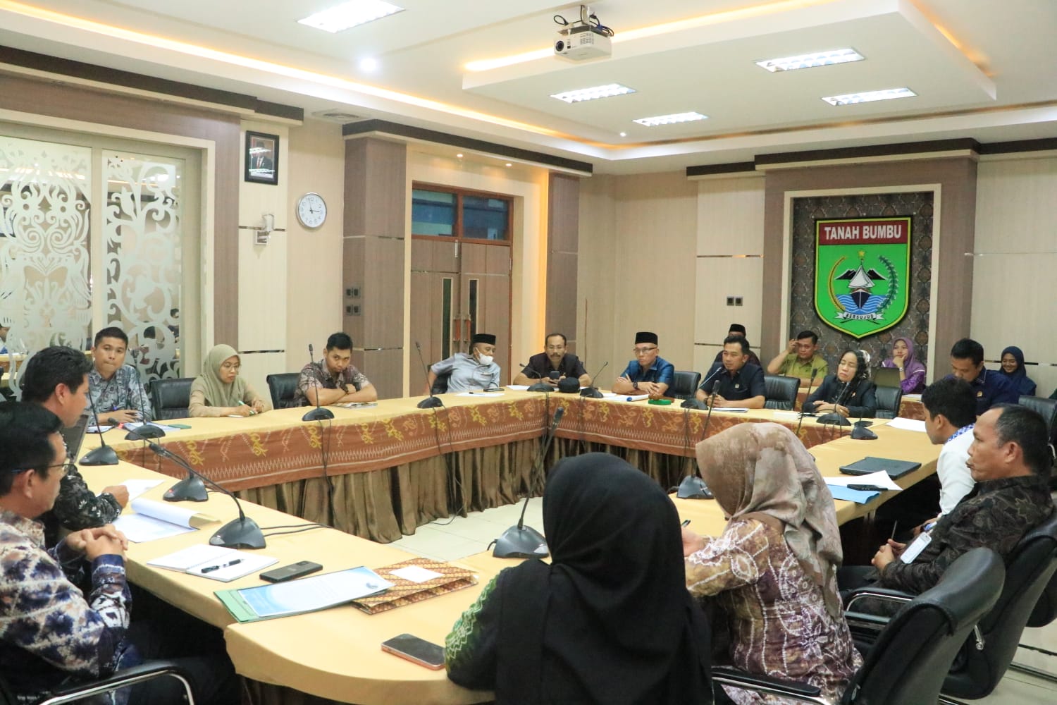 DPRD TANAH BUMBU GELAR RAPAT KOMISI TERKAIT PENAMBAHAN JARINGAN PIPA AIR BERSIH, TINGKAT PELAYANAN DAN PROSES PENGANGKATAN TENAGA KONTRAK