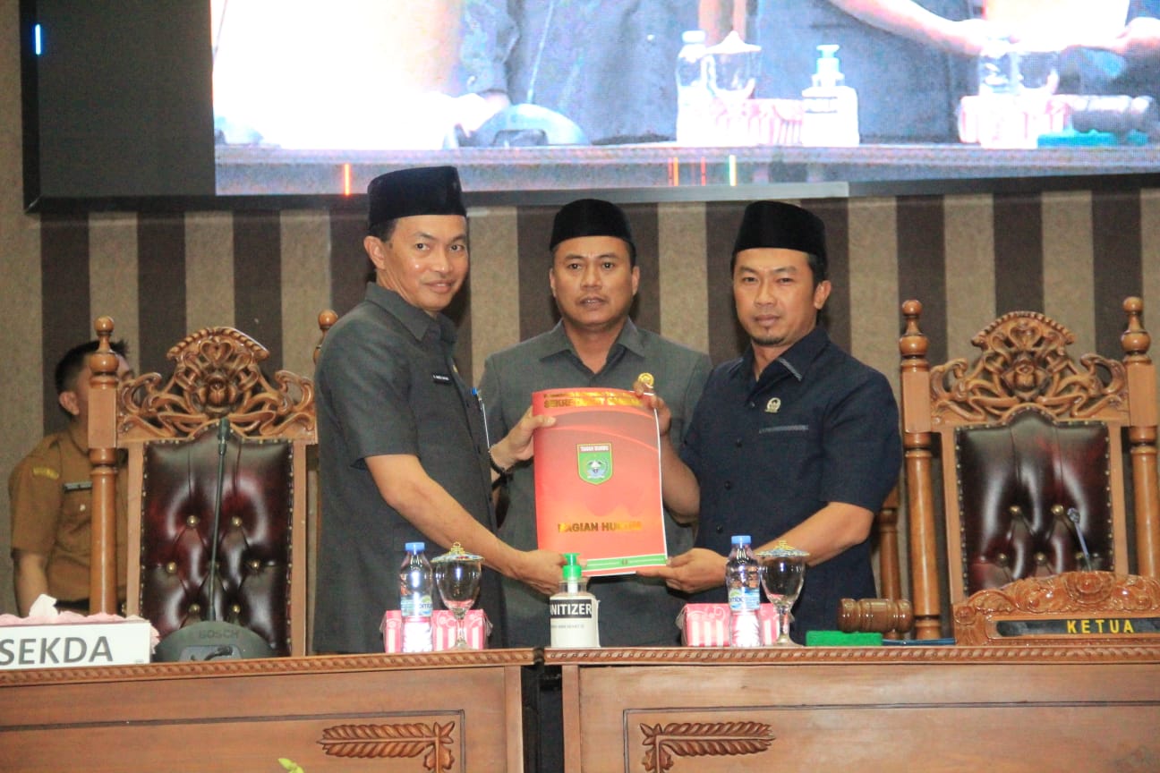 DPRD TANBU DENGARKAN 2 BUAH RAPERDA YANG DISAMPAIKAN EKSEKUTIF PADA RAPAT PARIPURNA