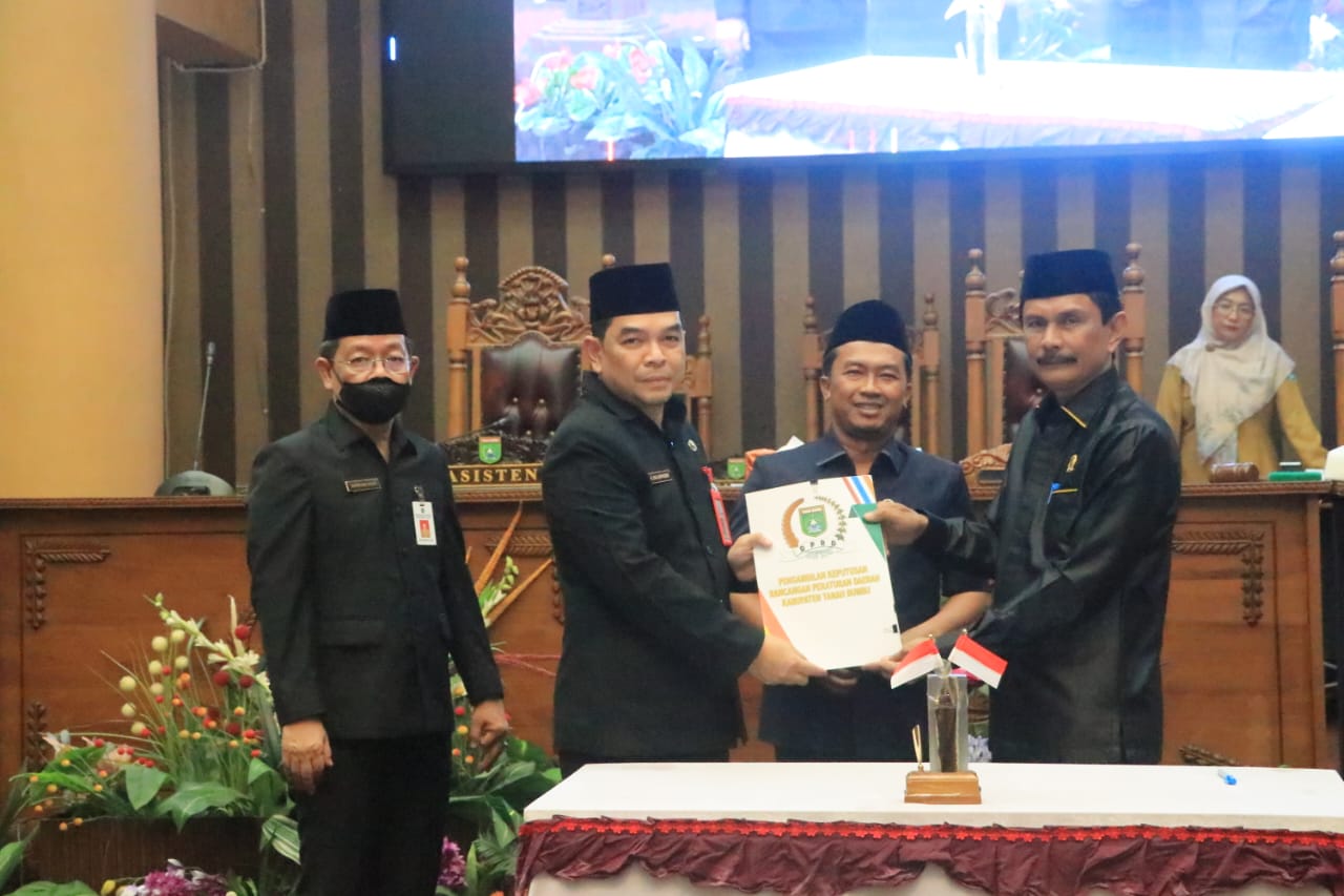 DPRD TANBU GELAR PARIPURNA PENGAMBILAN KEPUTUSAN TERHADAP DUA BUAH RAPERDA