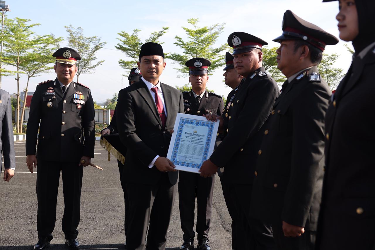 KETUA DPRD TANAH BUMBU HADIRI HARI BHAYANGKARA KE-80, SERAHKAN PENGHARGAAN KEPADA POLRES