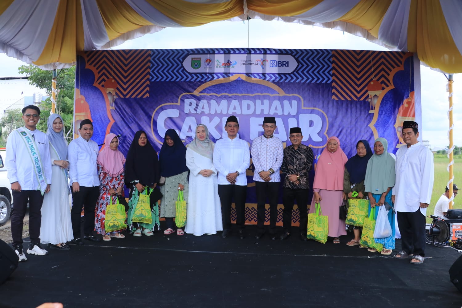 ANGGOTA DPRD TANBU HADIRI ACARA PEMBUKAAN RAMADHAN CAKE FAIR DI DEPAN PASAR MINGGU
