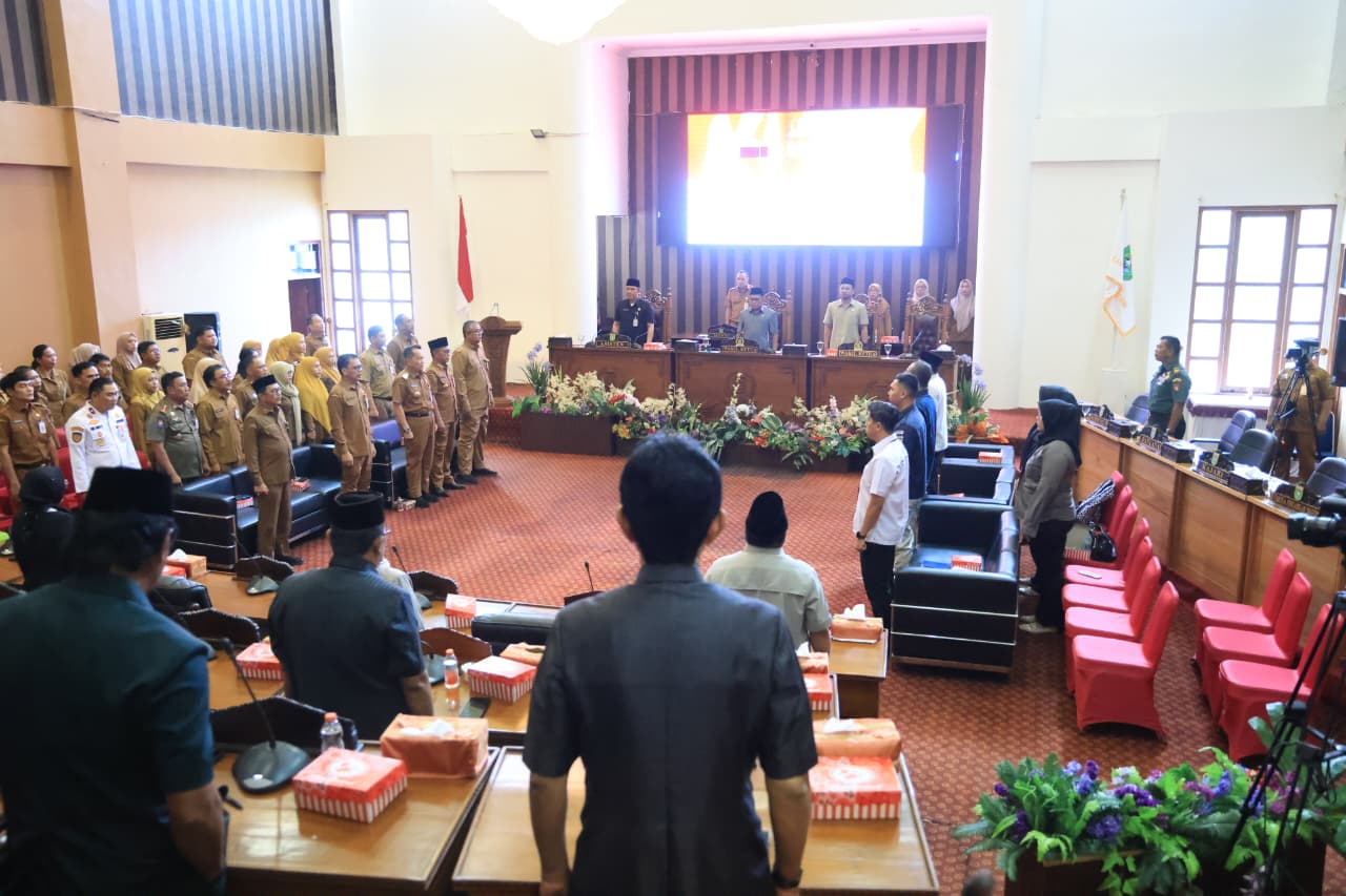 DPRD TANAH BUMBU GELAR PARIPURNA PENYAMPAIAN RAPERDA PERUBAHAN PERDA TENTANG BPD