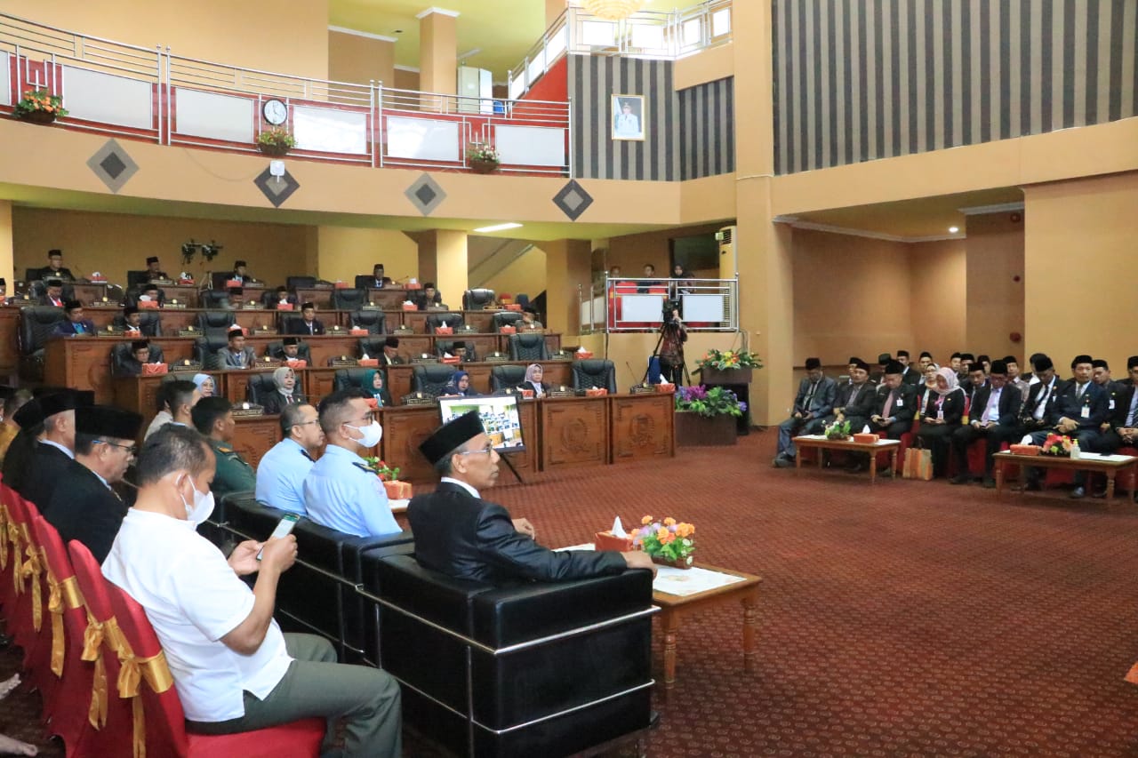 MELALUI PARIPURNA, DPRD TANAH BUMBU SAMPAIKAN ASPIRASI MASYARAKAT DEMI KEMAJUAN TANAH BUMBU DI USIA KE-20