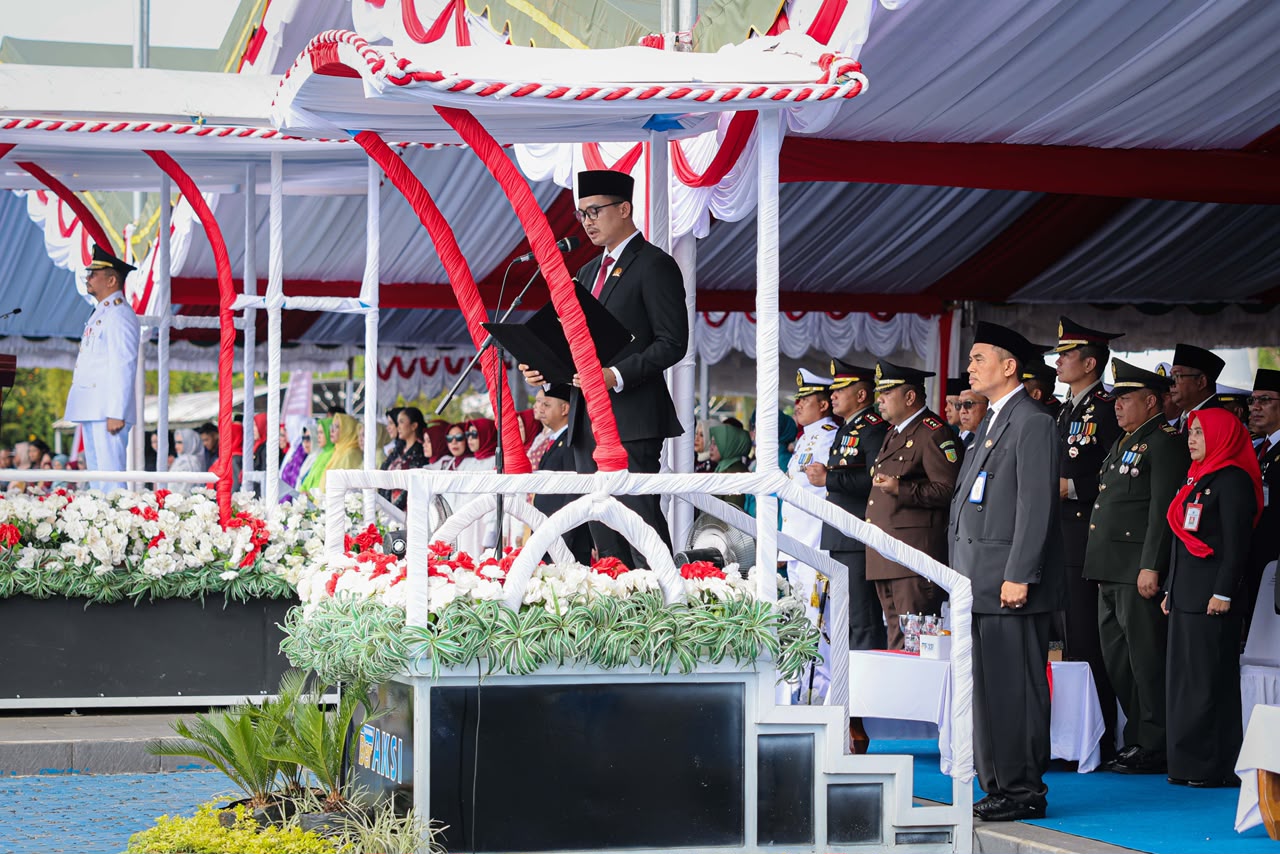 KETUA DPRD TANAH BUMBU BACAKAN TEKS PROKLAMASI PADA UPACARA HUT KE-81 KEMERDEKAAN RI