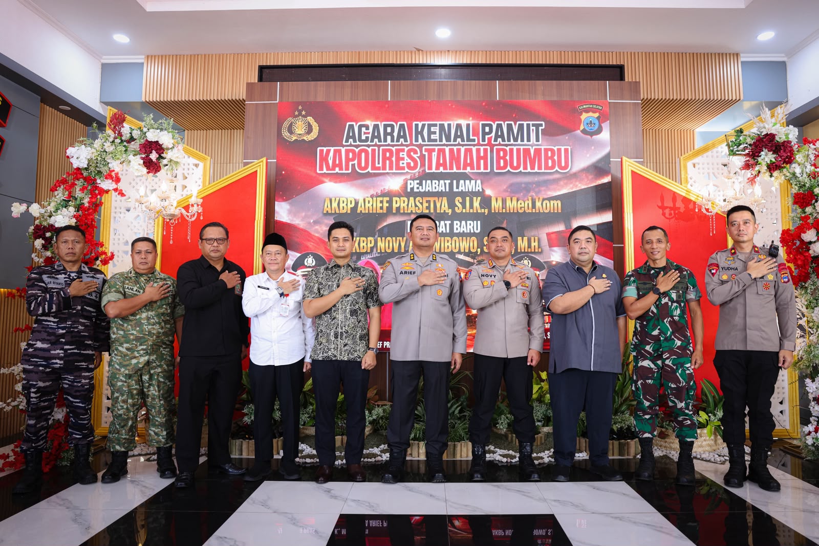 KETUA DPRD TANAH BUMBU HADIRI KENAL PAMIT KAPOLRES, TEGASKAN KOMITMEN PERKUAT SINERGI
