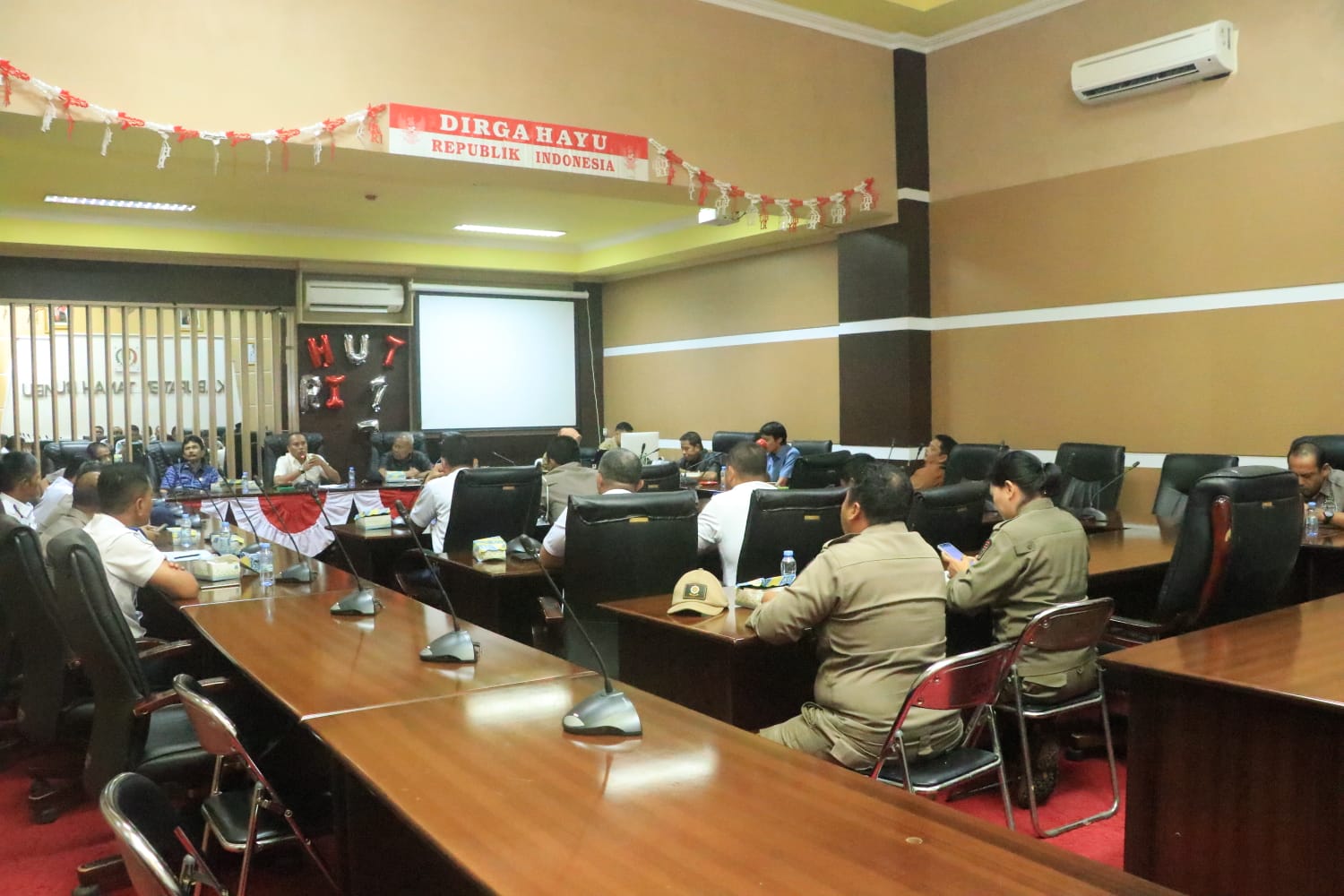 GABUNGAN KOMISI DPRD TANBU BAHAS PENGALIHAN JALUR ANGKUTAN MOBIL BESAR MELALUI RAKER