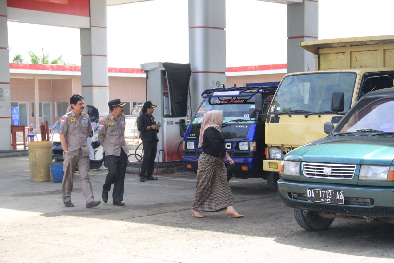 KOMISI DPRD TANBU TINJAU PENYALURAN BBM SUBSIDI DI SPBU PAGATAN