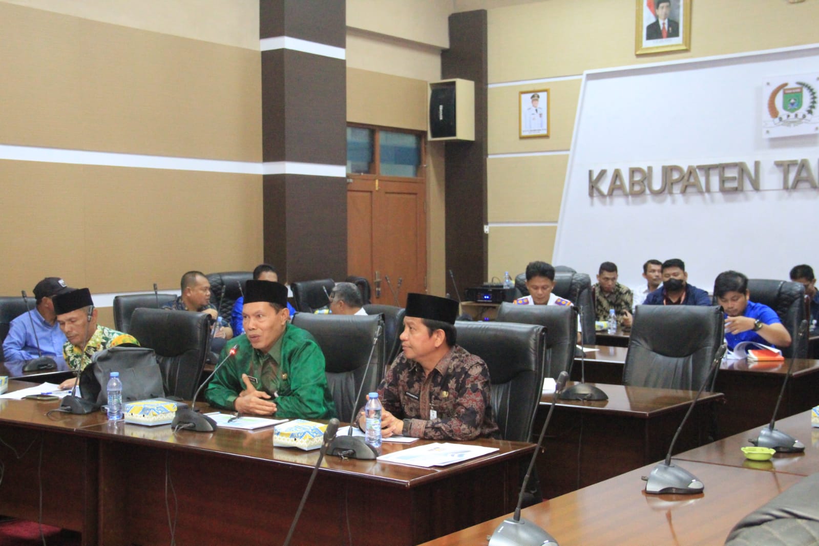 GABUNGAN KOMISI DPRD TANBU BAHAS PENGALIHAN JALUR ANGKUTAN MOBIL BESAR MELALUI RAKER