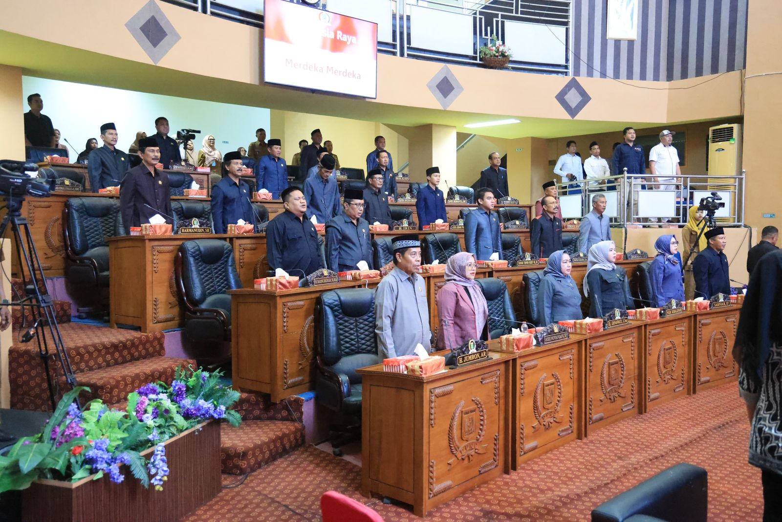 DPRD TANAH BUMBU GELAR PARIPURNA JAWABAN BUPATI ATAS PANDANGAN UMUM FRAKSI TERHADAP RAPERDA PERUBAHAN PERDA BPD