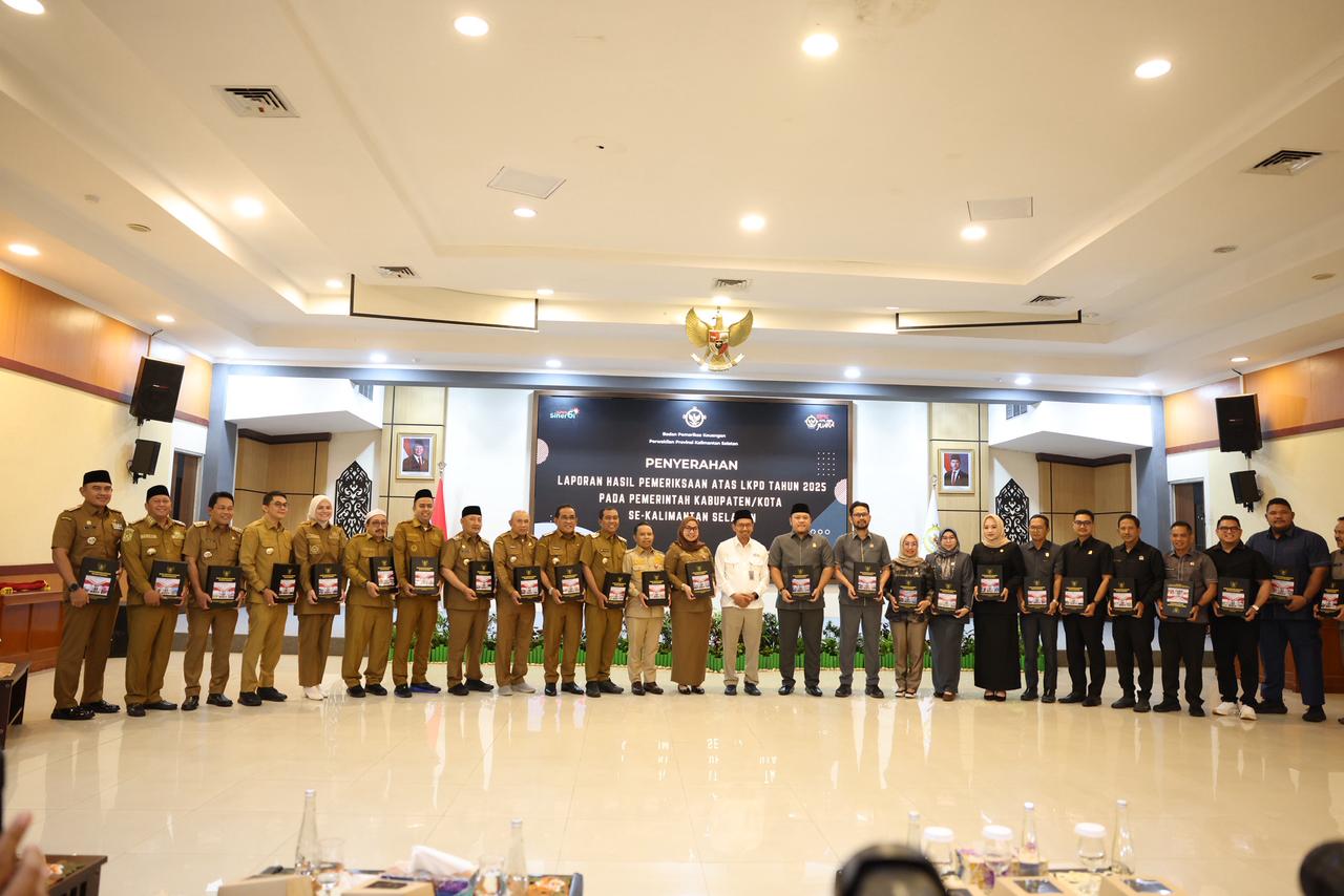 KETUA DPRD TANBU HADIRI PENYERAHAN LHP ATAS LKPD TAHUN 2025 SE-KALIMANTAN SELATAN